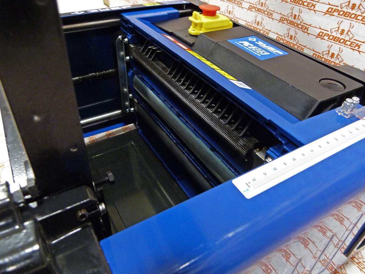 На фото вы можете видеть когтевую защиту, ножевой вал, подающий и принимающий валы