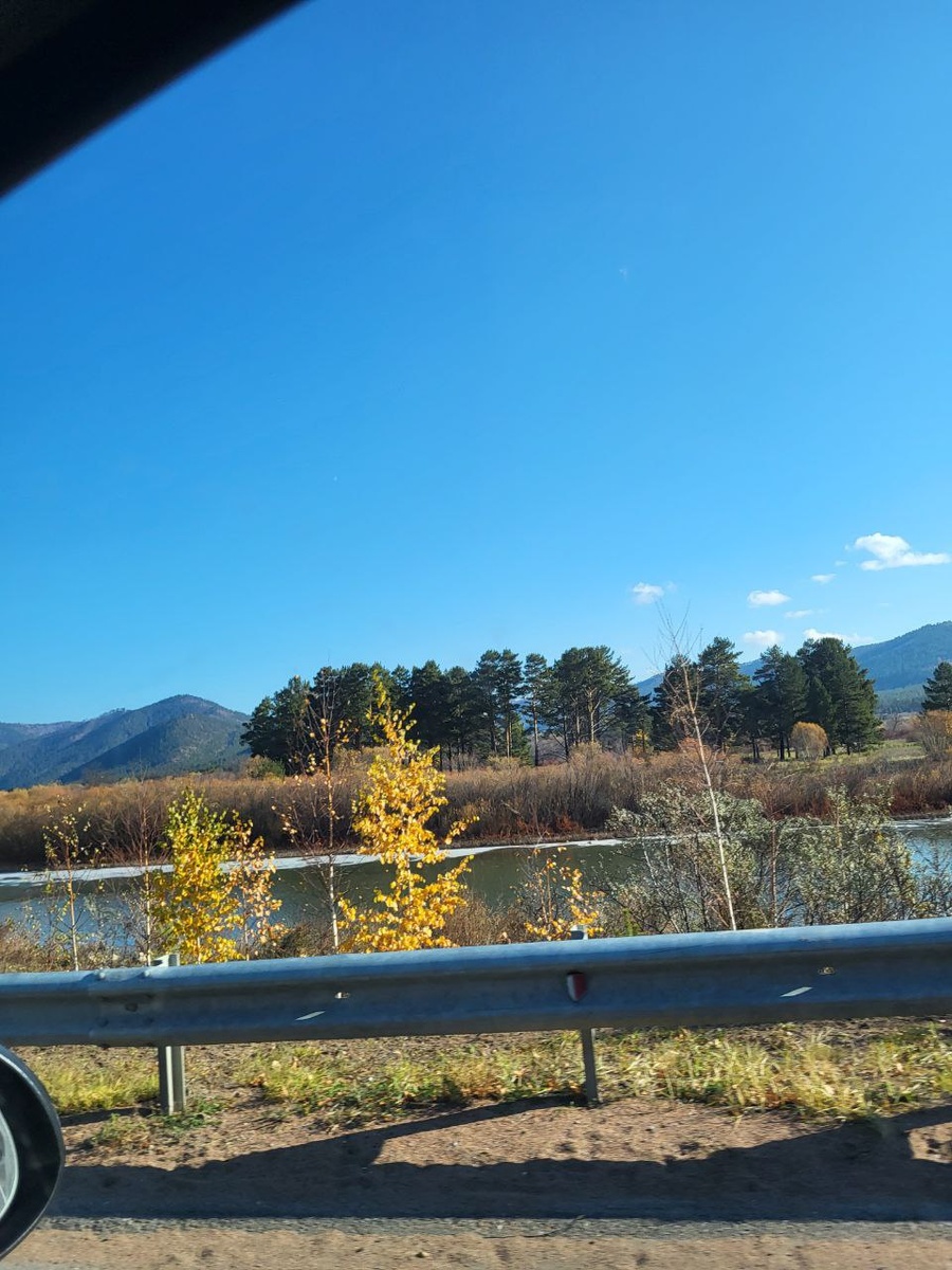 Едем и любуемся. Синее небо и живописные берега Селенги дарят эстетическое наслаждение