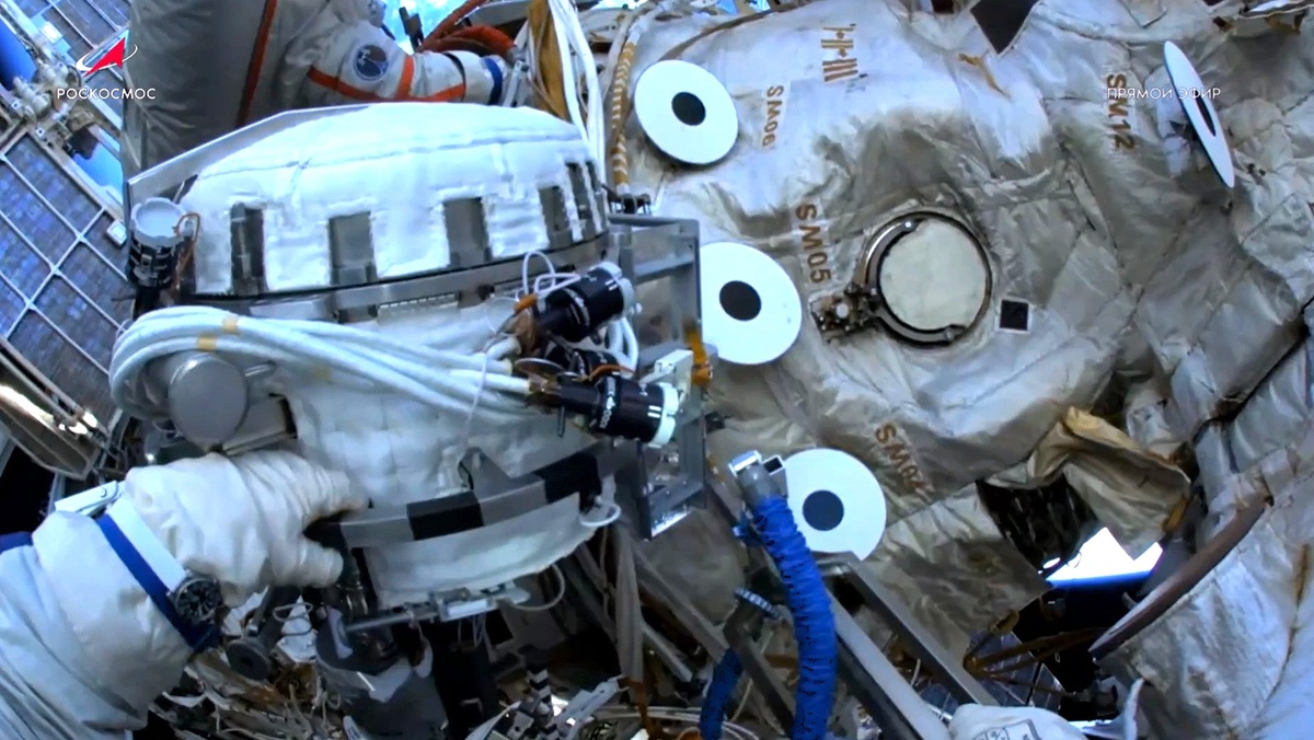    Вартовчанин Сергей Рыжиков провел в открытом космосе 6 часов