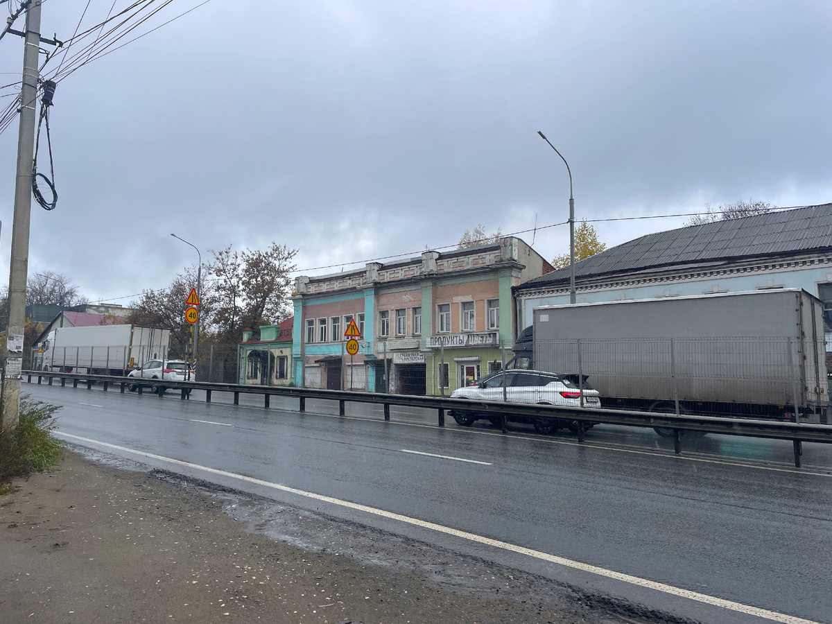 здание, которое посередине фото это Доходный дом с лавкой, является памятником архитектуры регионального значения, ул Ленина, 100