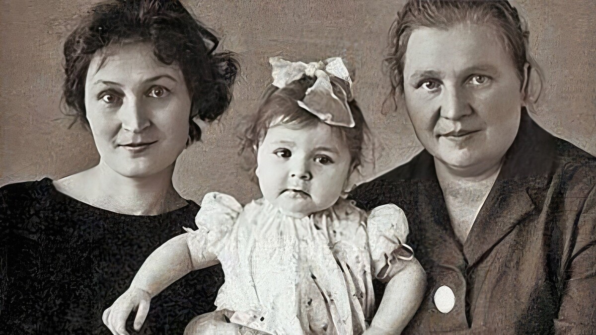 Жанна Агузарова с мамой и бабушкой.