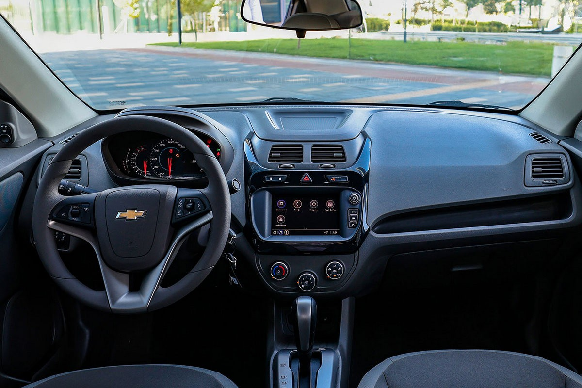 Передняя часть салона обновленного Chevrolet Cobalt