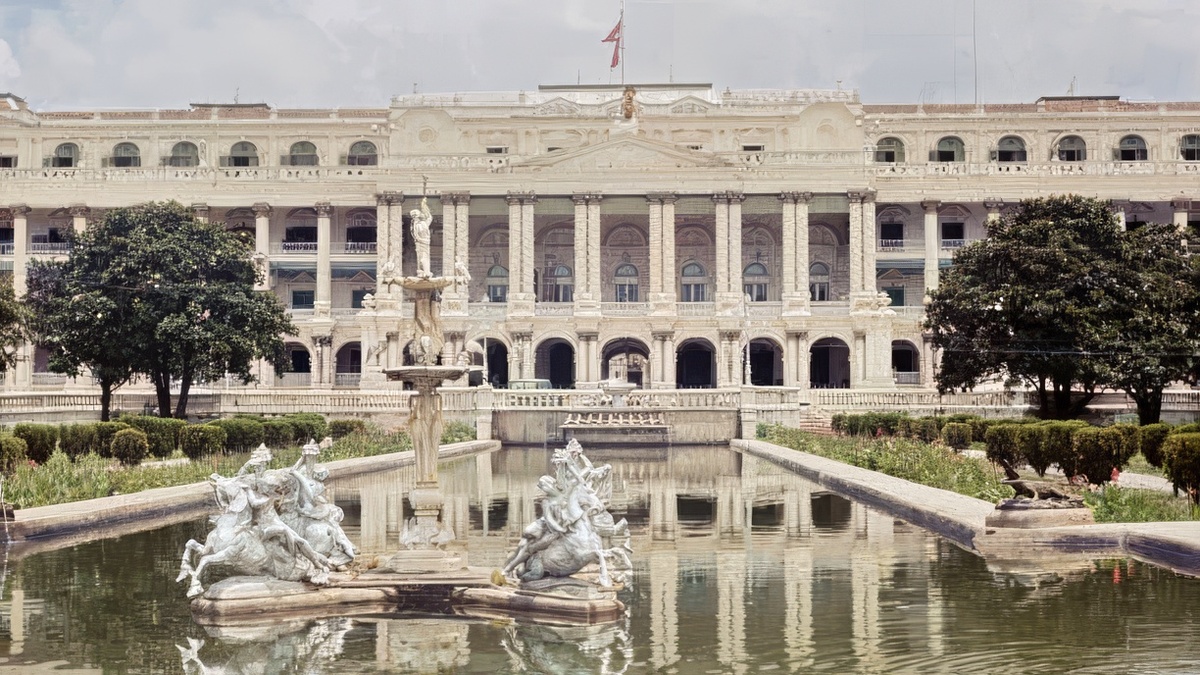 Дворец Сингха Дурбар в Катманду, на парадной лестнице которого произошло убийство премьер-министра. Историческое фото