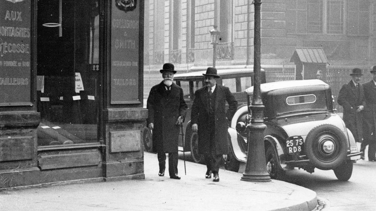 Президент Франции Поль Думер (слева) на прогулке в Париже