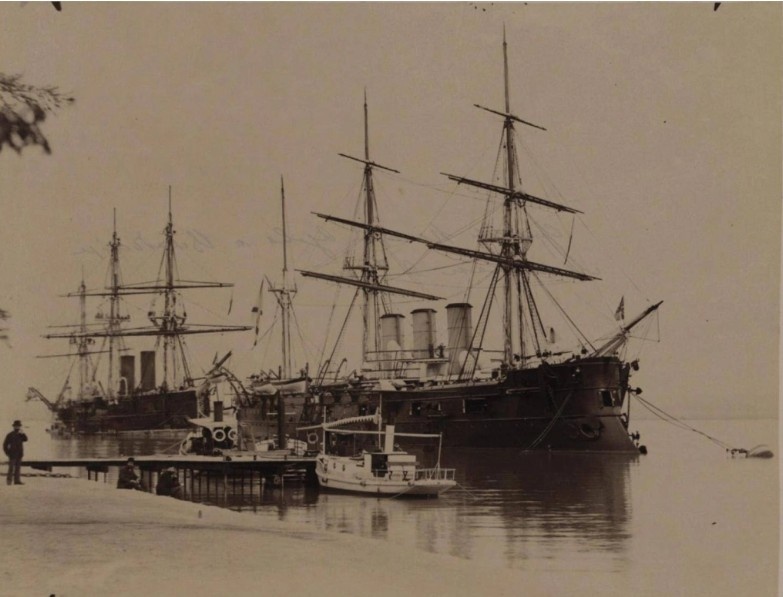 Фрегаты "Память Азова" и "Владимир Мономах" под флагом цесаревича. Фото: Фото: портал "Старый Владивосток"