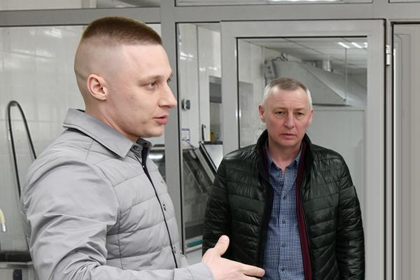    По подозрению в заказе убийства Ирины Шевыревой задержаны ее супруг Иван и свекор Станислав Шевырев, основатель строительной империи «Волга-Автодор».   
Фото: kzn.ru