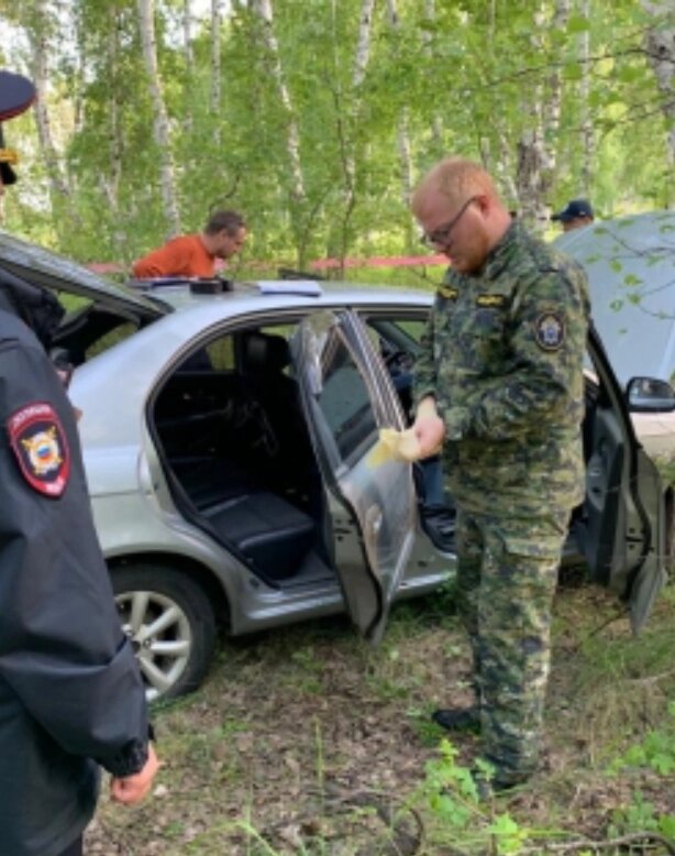    Найденный в лесу автомобиль. Фото: СУ СК России по Омской области