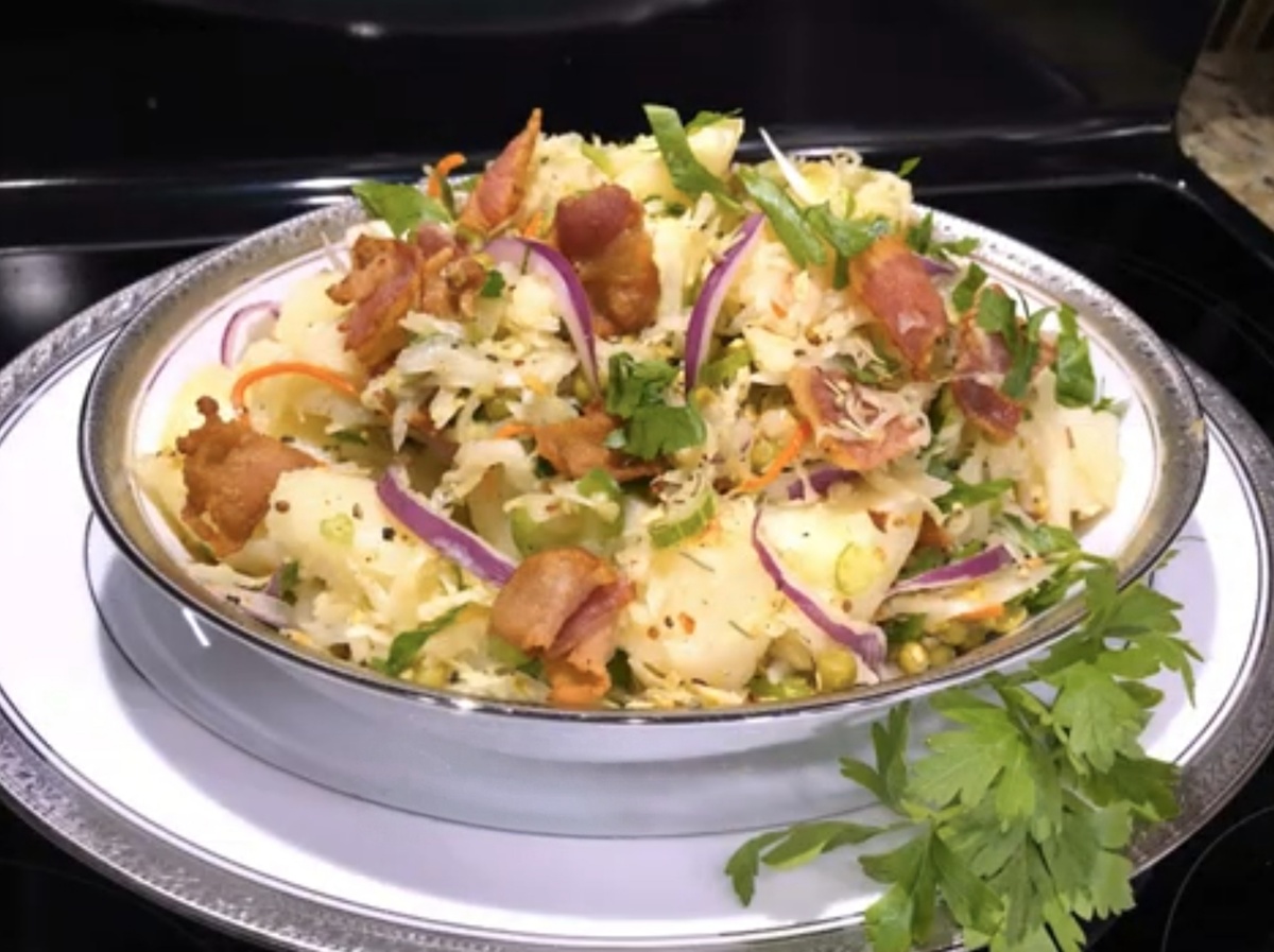 Теплый салат с картофелем, беконом и квашеной капустой: согревающий ужин за 30 минут