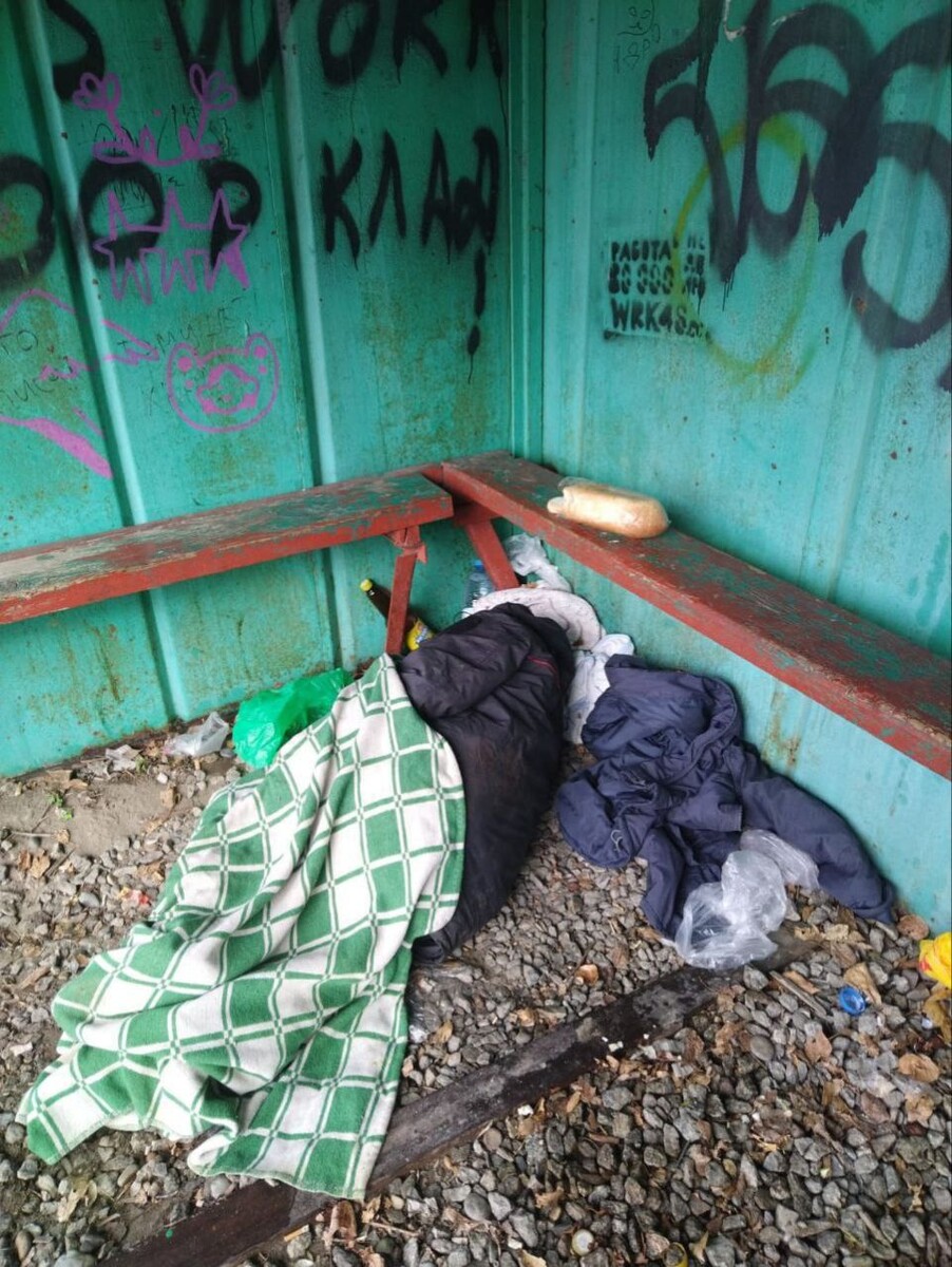    Бездомный на остановке в Бийске. Источник: Telegram-канал "ЧП Бийск"