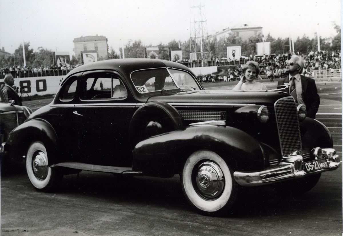 Г.В. Плаксин рядом с автомобилем.