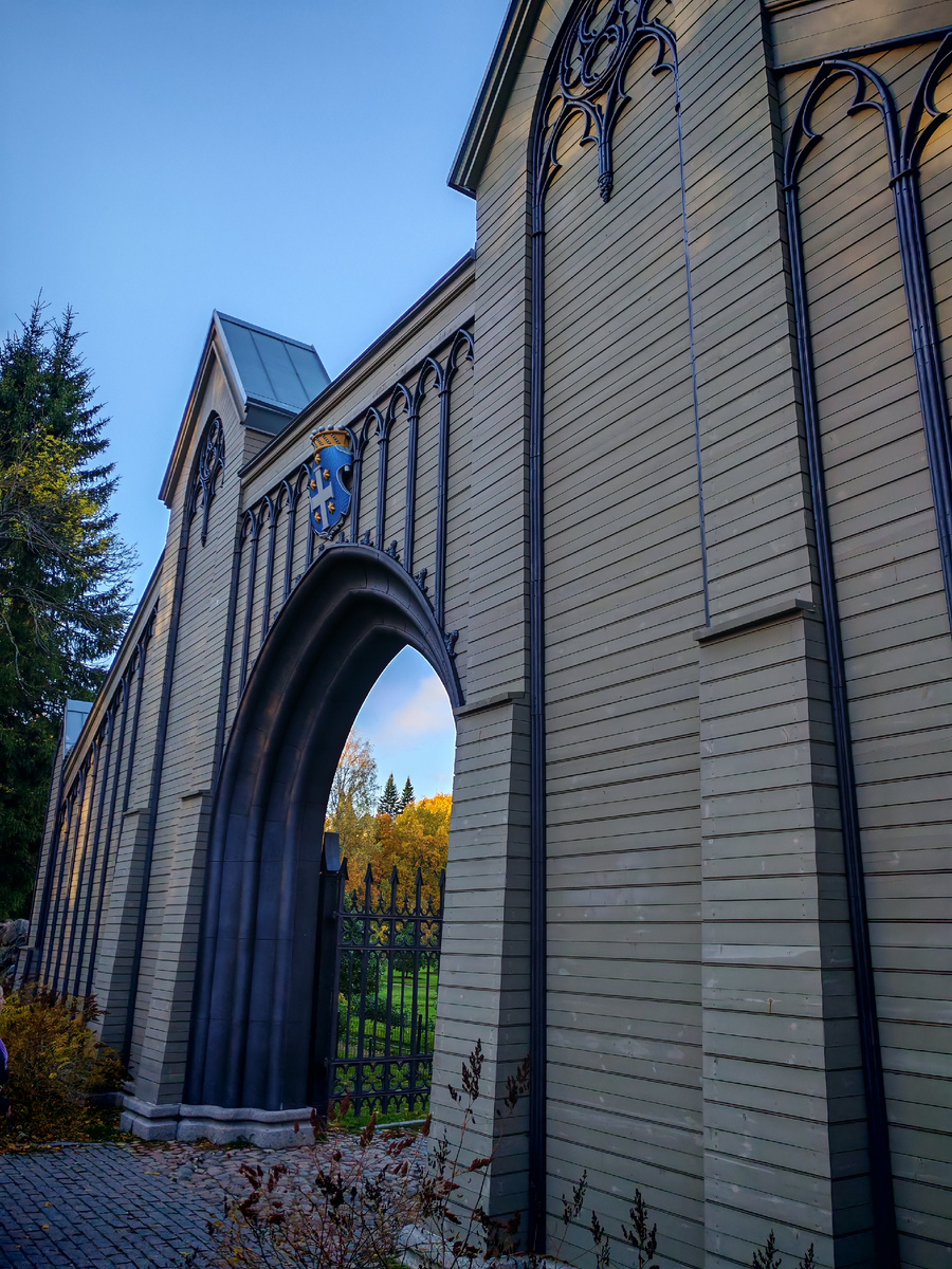 Вход в парк. Появился 2 года назад. Наверху герб баронов НиколаИ с девизом "Выдерживай и воздерживайся" (вдумайтесь!) 