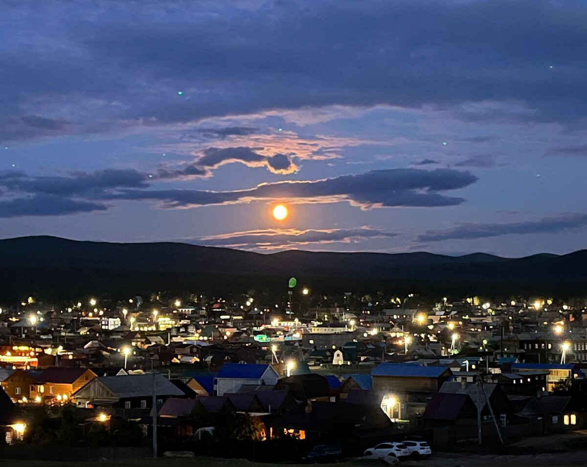 Полнолуние над Хужиром. Лето 2025. остров Ольхон. Фото из личного архива