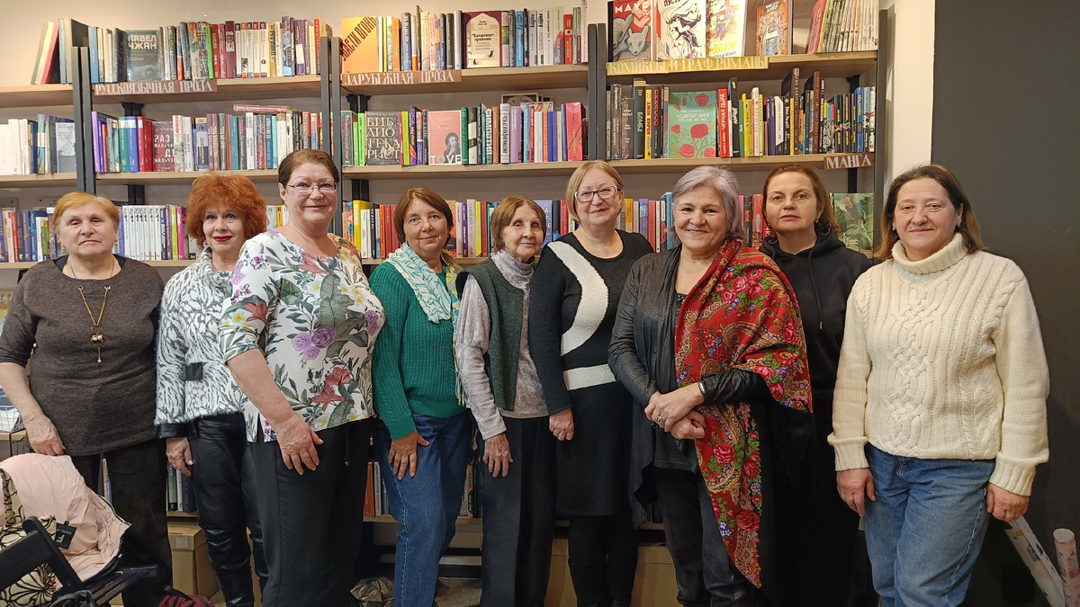 Книгофеи после встречи книжного клуба. Фото на память 