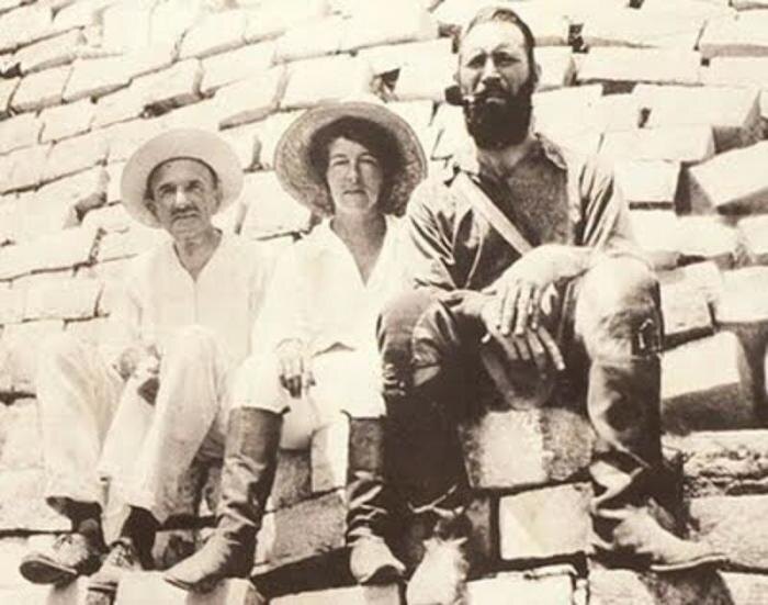 Фредерик Мичелл-Хеджес (справа) с дочкой Анной и помощником