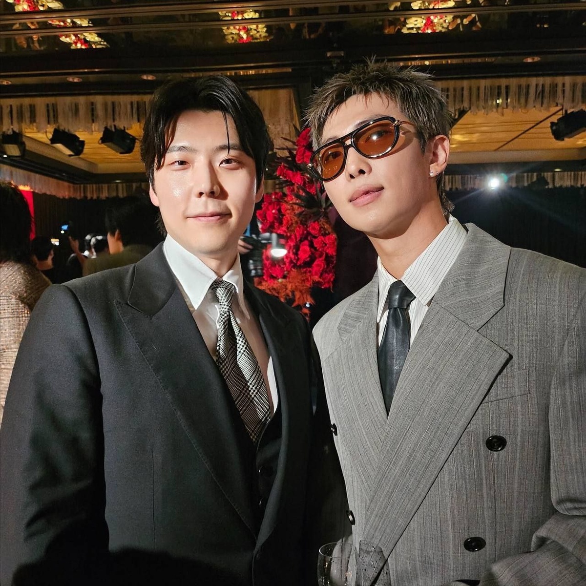 Намджун с доктором Хван Сонго, представителем компании W Korea "Love your W"