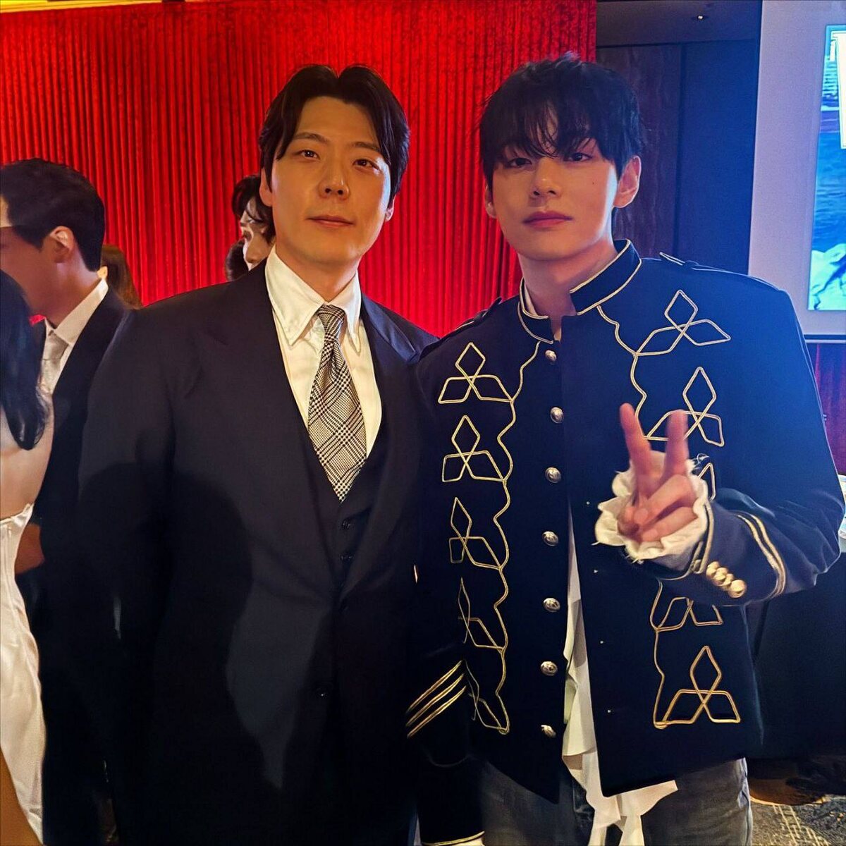 И Тэхен с тем же доктором сфотографировался.