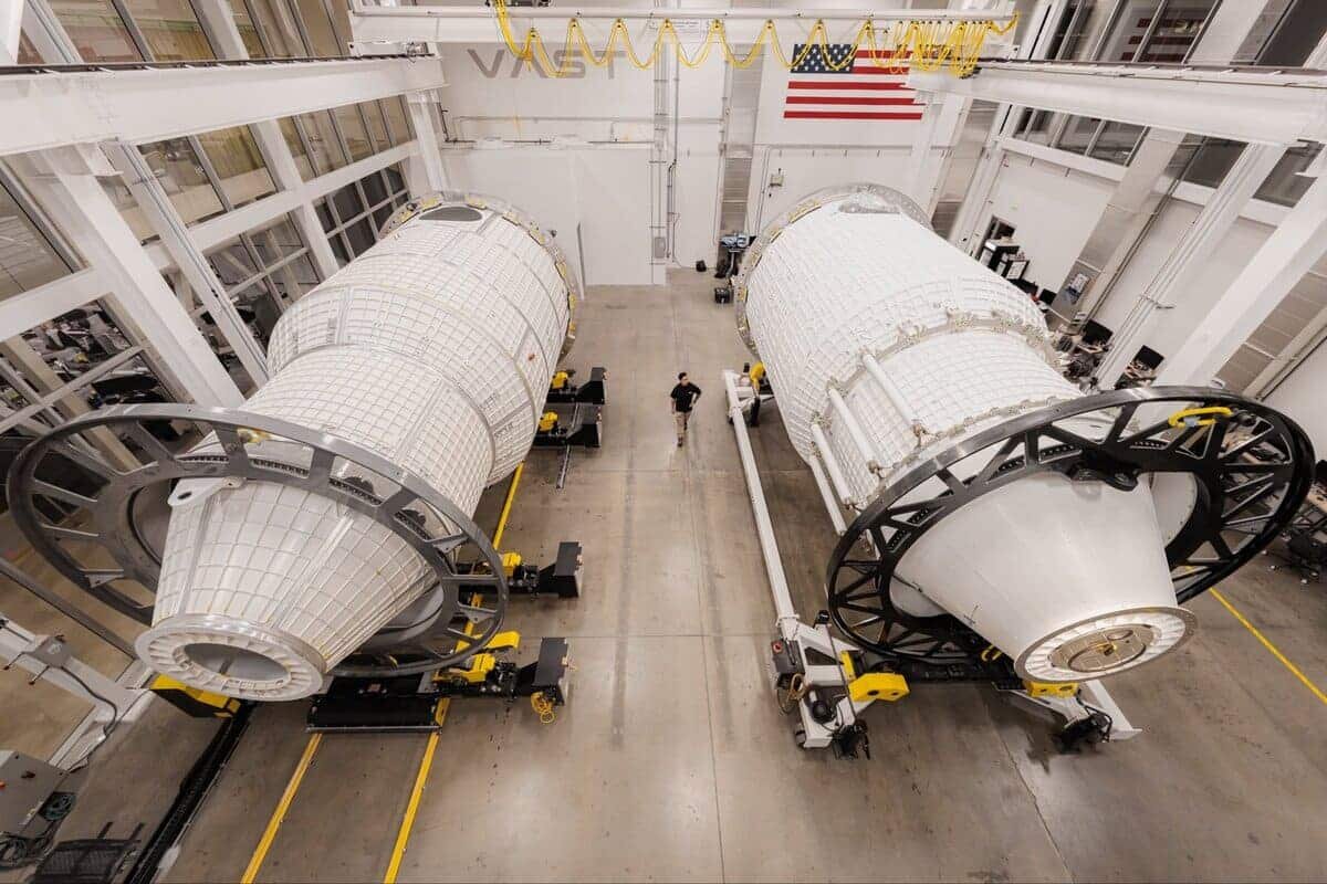    Две основные конструкции Haven-1, квалификационная и летная, расположены рядом в штаб-квартире Vast Space в Лонг-Бич, Калифорния / © Vast Space