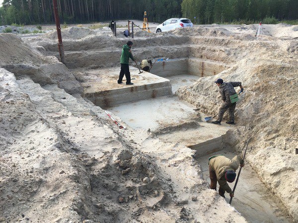 «В захоронении, которое до этого считалось «русским», нашли останки женщины - остячки. Не совсем обычно и то, что на ней был национальный костюм, расшитый бисером. В ХIХ веке иртышские остяки редко носили традиционную одежду, а носили привозную - русскую. Первая подобная находка в 2008 году позволила исследовать еще один интересный случай. Выявили, что в позапрошлом веке остячка носила фабричную обувь на каблучке. Немногие тогда могли себе такое позволить, следовательно, она была «зажиточная». Еще одна особенность в том, что она была крещеная - ее похоронили вместе с крупным православным крестом. Остяков крестили, начиная с XVII века. Именно иртышские ханты утратили большую часть своего языка и культуры и ассимилировались в православную культуру уже столетия назад», - рассказывает заведующий Югорской лабораторией археологии и этнологии Сургутского госуниверситета, к.и.н. Александр Кениг.