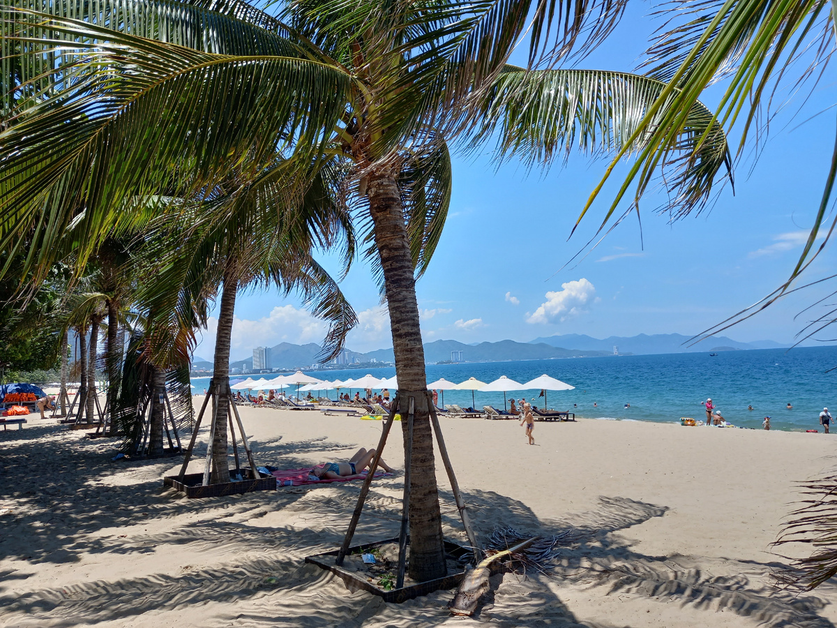 Пляж в городе Нячанг. Вьетнам. Август 2025 год.