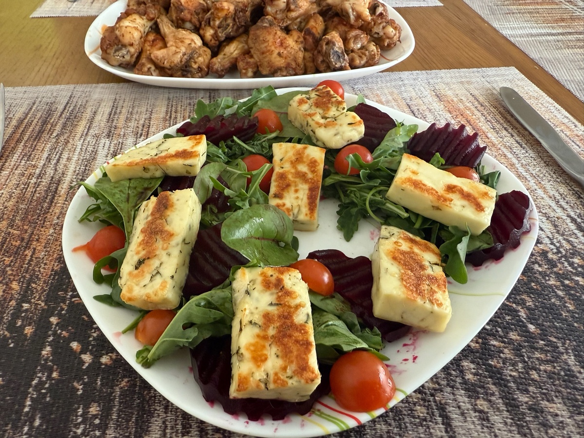 если салата на ужин будет маловато, можно подать запеченные крылышки)