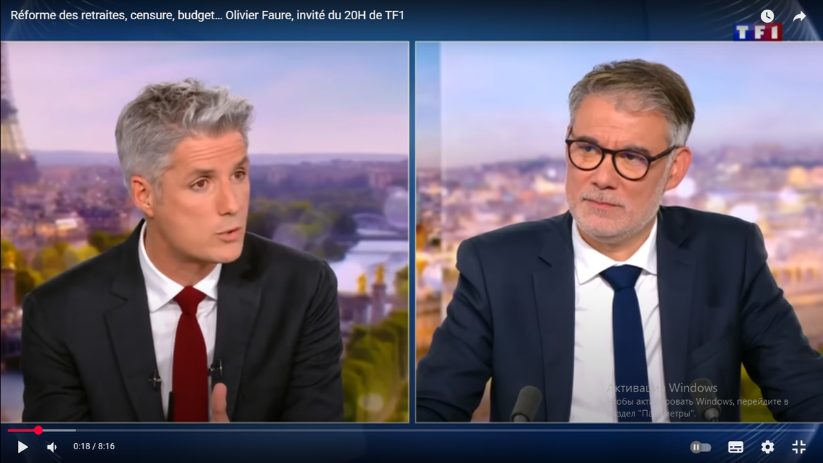 Первый секретарь "Социалистической партии" Оливье Фор (справа) объясняет, почему его партия не будет голосовать за вотум недоверия правительству.