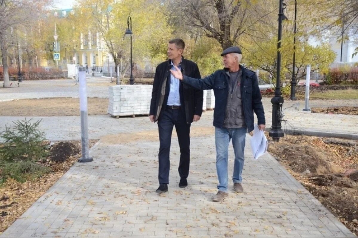    В оренбургском сквере им. Ленина обновляют зелёные насаждения