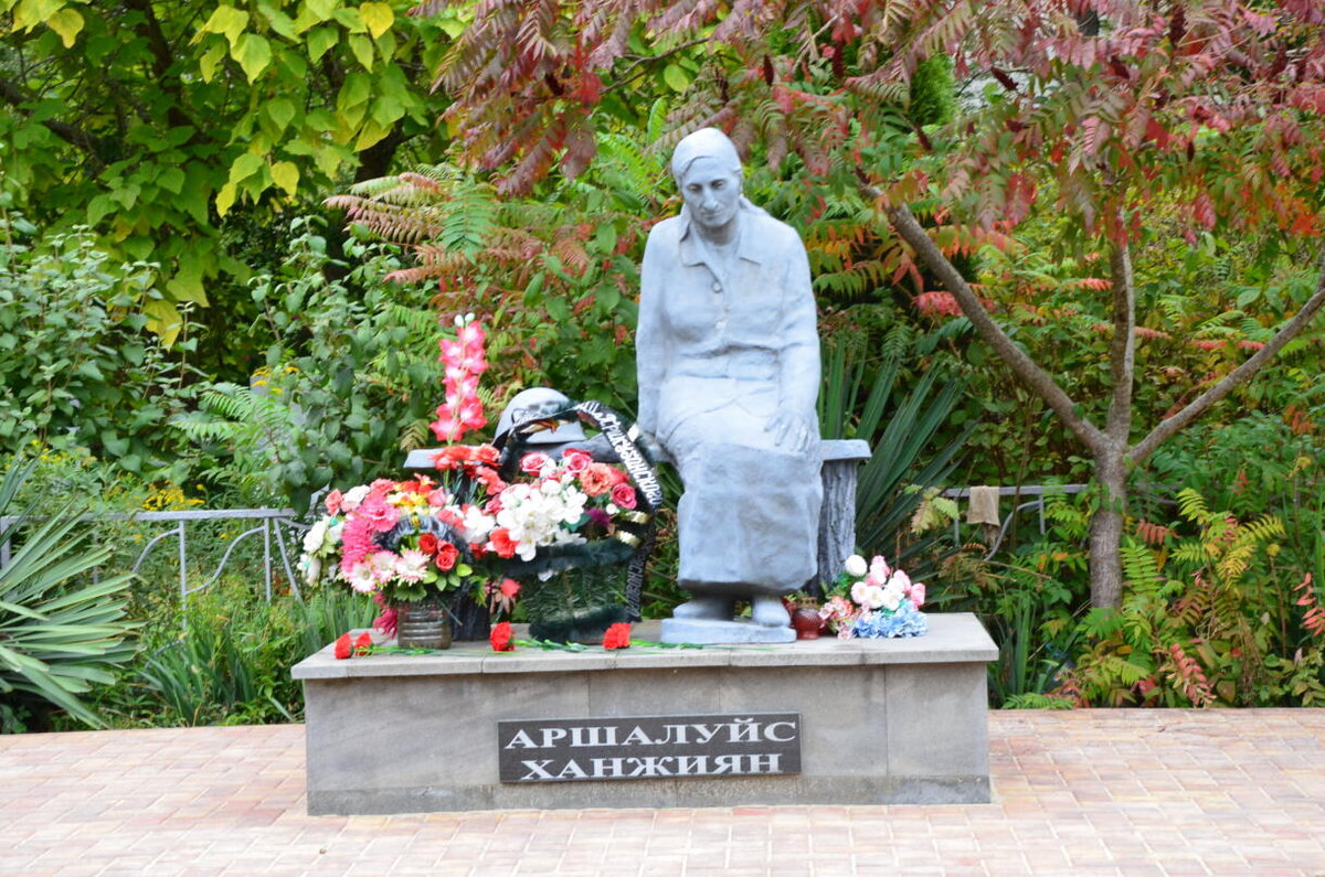    Между церквями установлен памятник с именами павших в годы Великой Отечественной войны и монумент Аршалуйс Ханжиян – хранительнице памяти героев / фото Татьяны Петровой