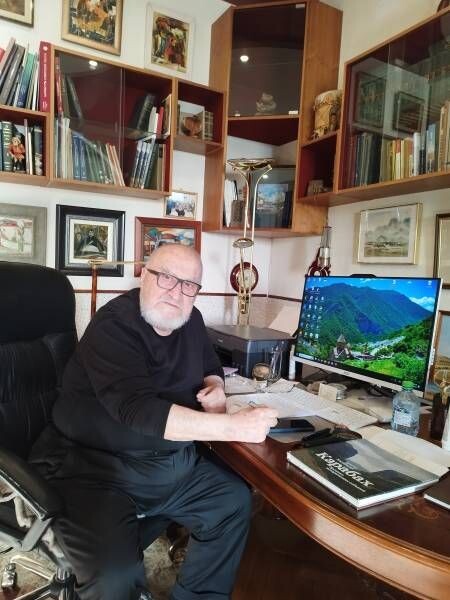 Григорий Габриэлянц живет и работает в Москве