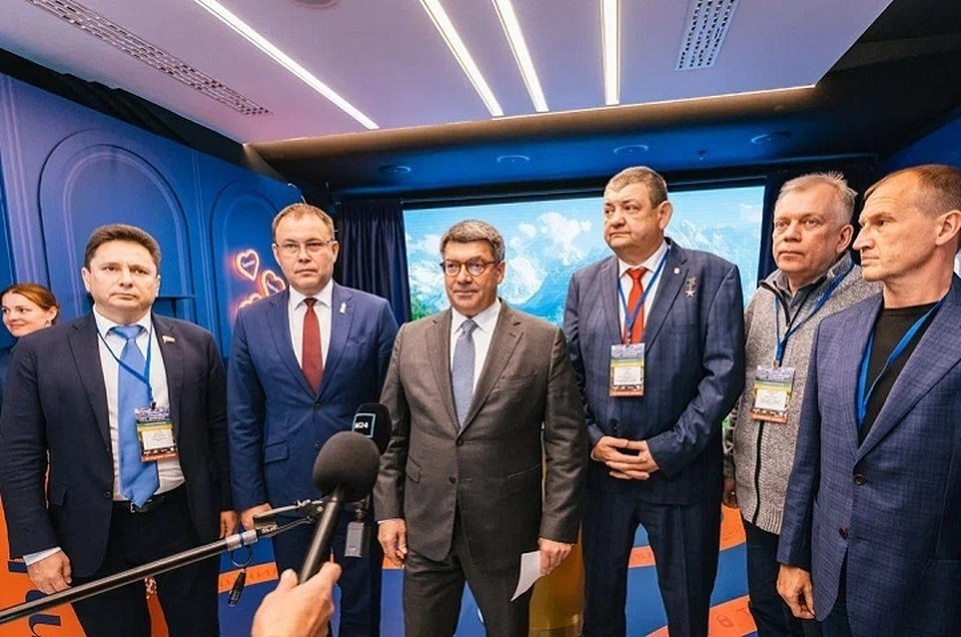    В рамках форума глава Горловки Иван Приходько встретился с губернатором шеф-региона - Кузбасса - Ильей Середюком. Фото: ТГ/Приходько