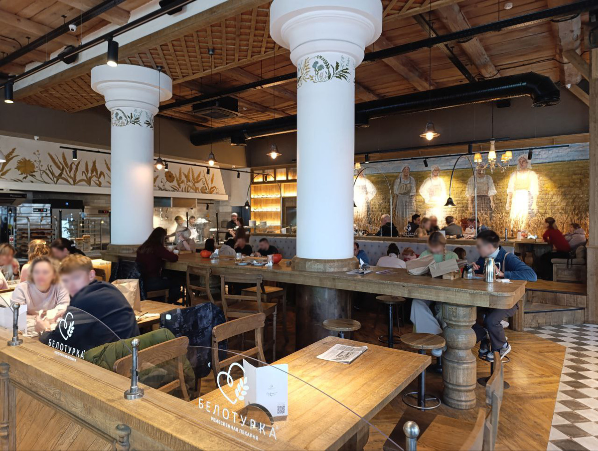 Зал небольшой, но вместительный.