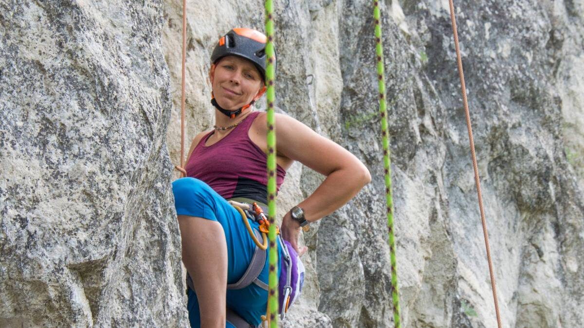    Президент федерации альпинизма и скалолазания Севастополя, а также старший тренер спортивной сборной команды Севастополя по альпинизму Анна Буракова проводит тренировку на скалах Бахчисарая на секторе АльпИндустрия / Фото: Личный архив