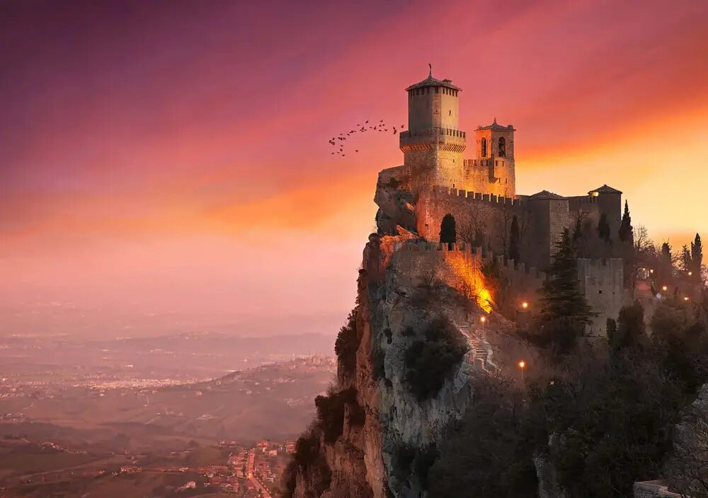 Башня Гуаита: Первая и самая знаменитая из трех башен, древний страж на вершине горы Титано, откуда открывается лучший вид на республику