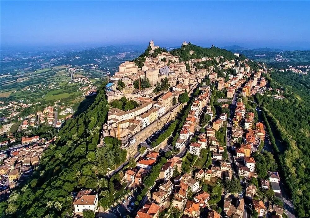 Вид на Сан-Марино с высоты: Захватывающая панорама средневекового города, прилепившегося к скале, и бескрайних итальянских просторов вокруг