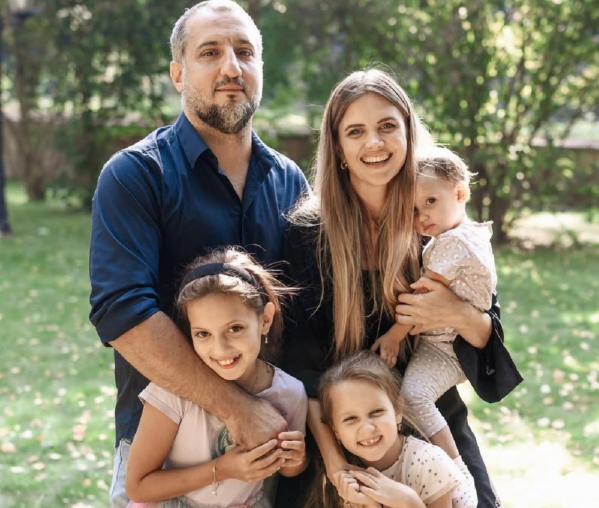    Арарат и Екатерина Кещян с дочками Евой, Дианой и Анной (Фото: Instagram* @katyakeshchyan)