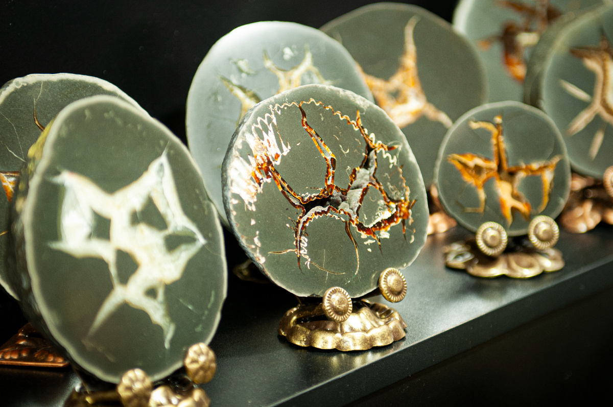 Распиленные септарии на выставке Гемма Самоцветный развал