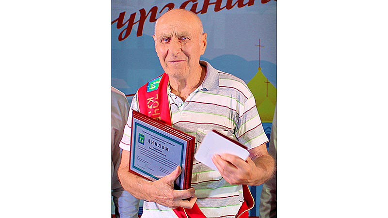    Высокое звание заслужил любовью к спорту и людям
