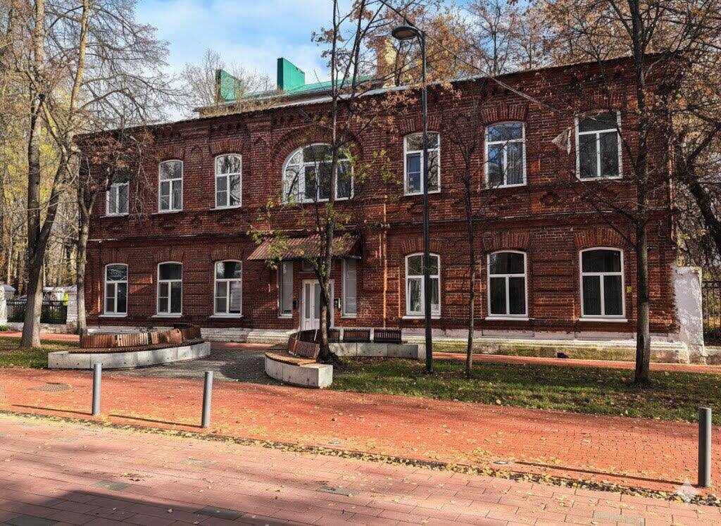    Здание расположено вблизи главных достопримечательностей Арзамаса — Соборной площади, музеев и парка имени Гайдара