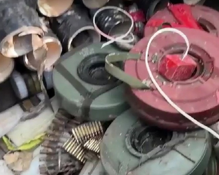     Минобороны РФ показало кадры разминирования территории Курской области