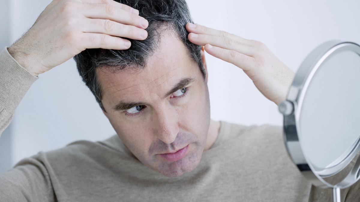     Фото: Image Point Fr/Shutterstock/FOTODOM Обширная седина у мужчин оказалась связанной с повышенным риском ишемической болезни сердца, независимо от их фактического возраста