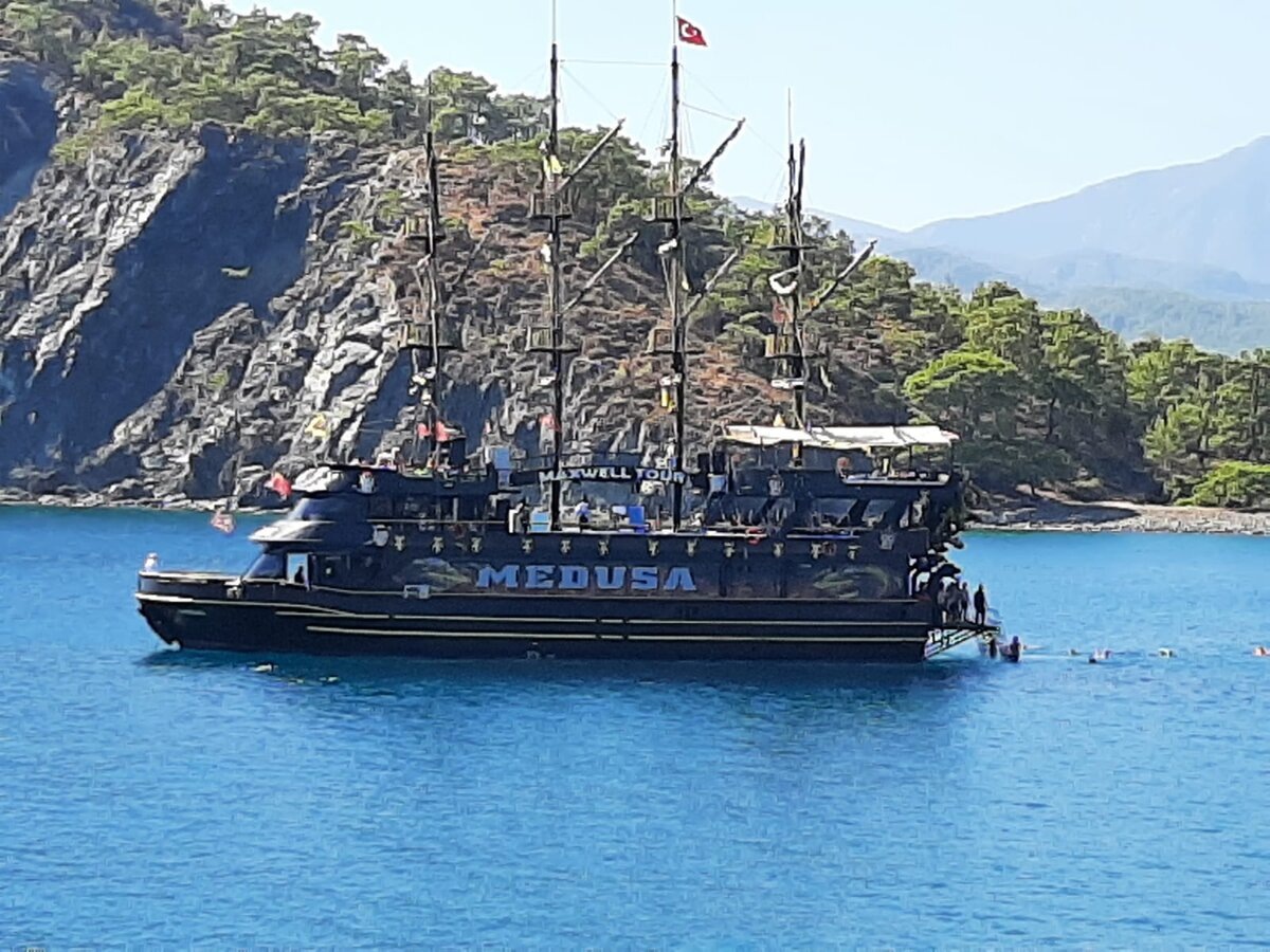 Примерно такая яхта, только другая)))