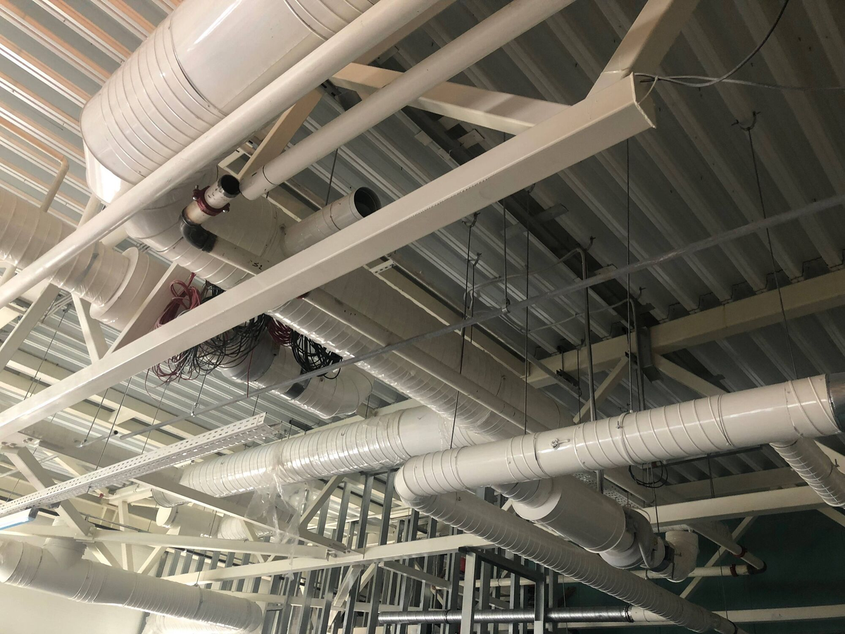 В современных зданиях, особенно коммерческих и общественных, соблюдение требований пожарной безопасности — это жизненно важный элемент защиты людей и имуществ