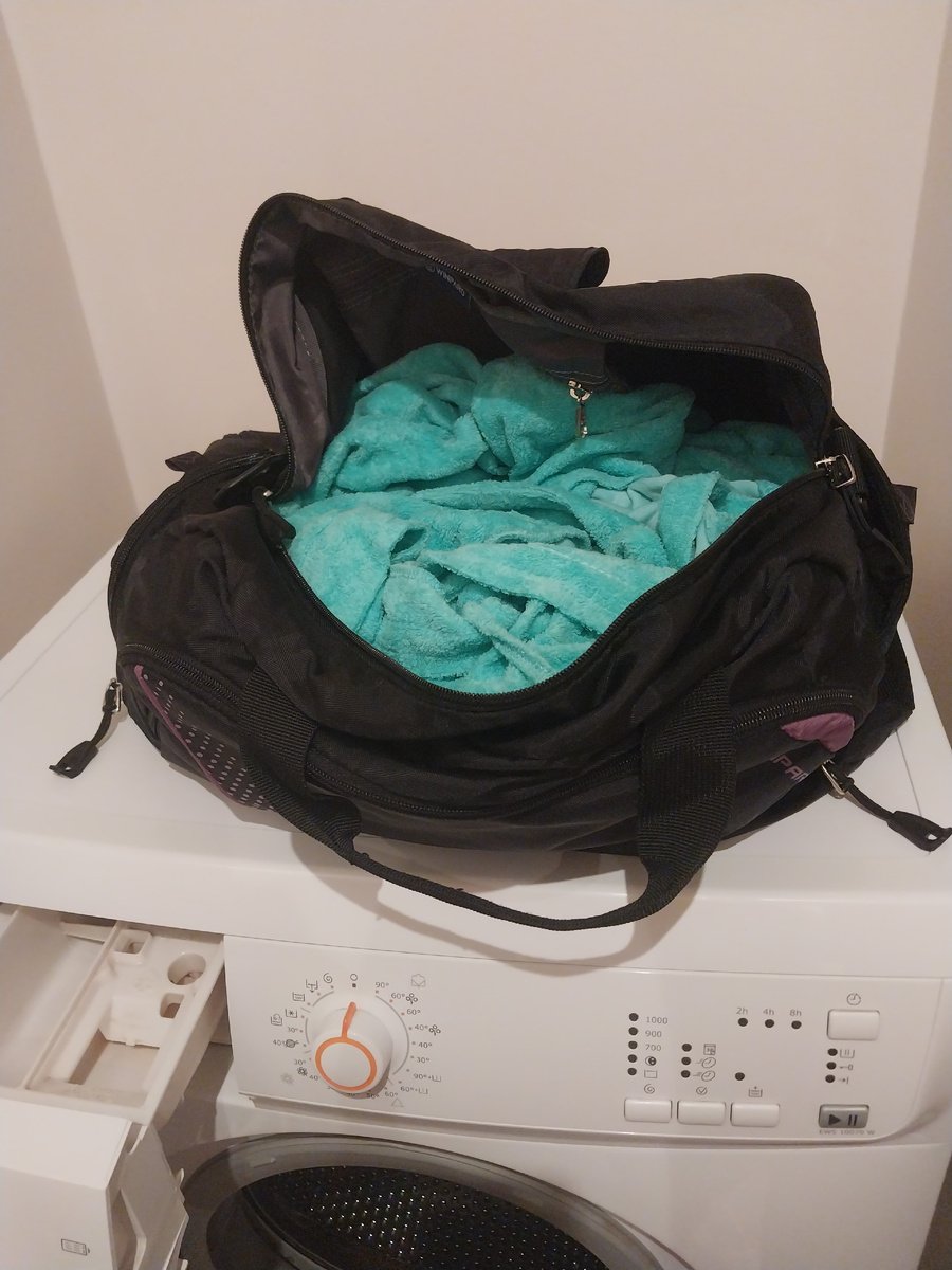 Сумка на плечо, костыли под мышкой 