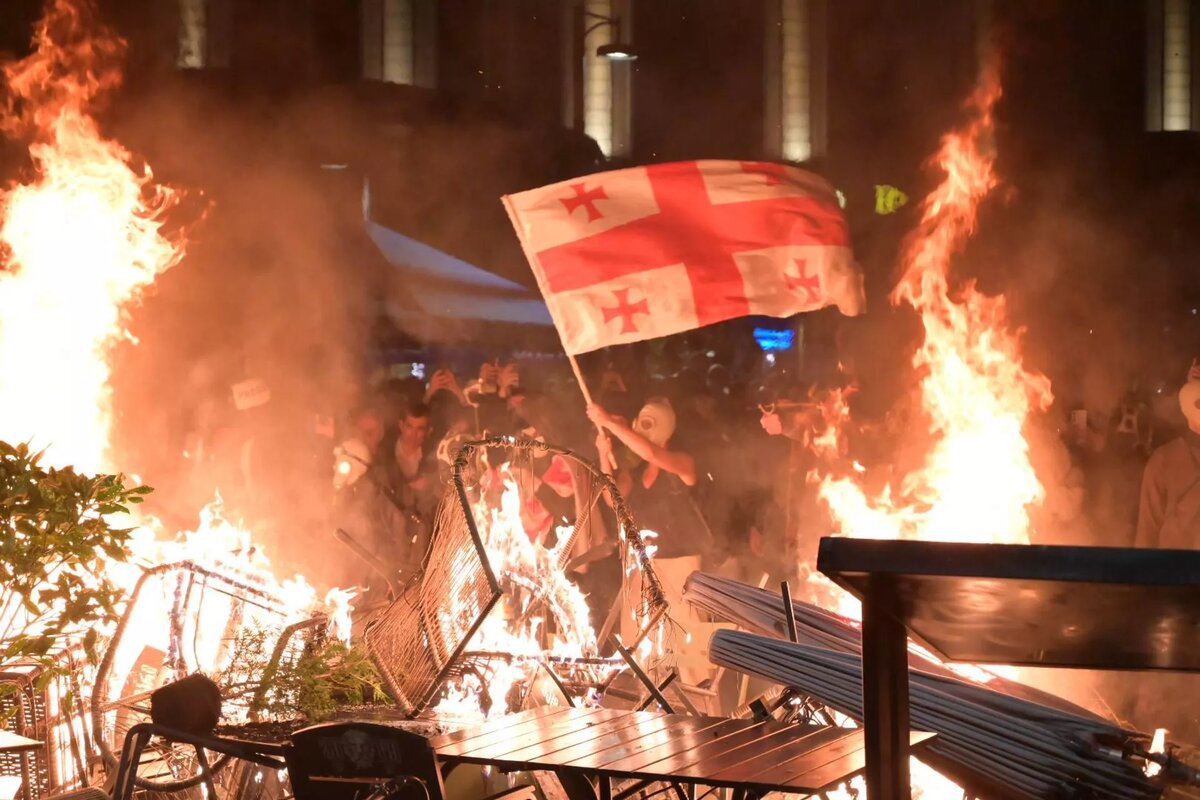 Поджоги. Митинг объединенной оппозиции у администрации президента Грузии 4 октября 2025 года © photo: Sputnik