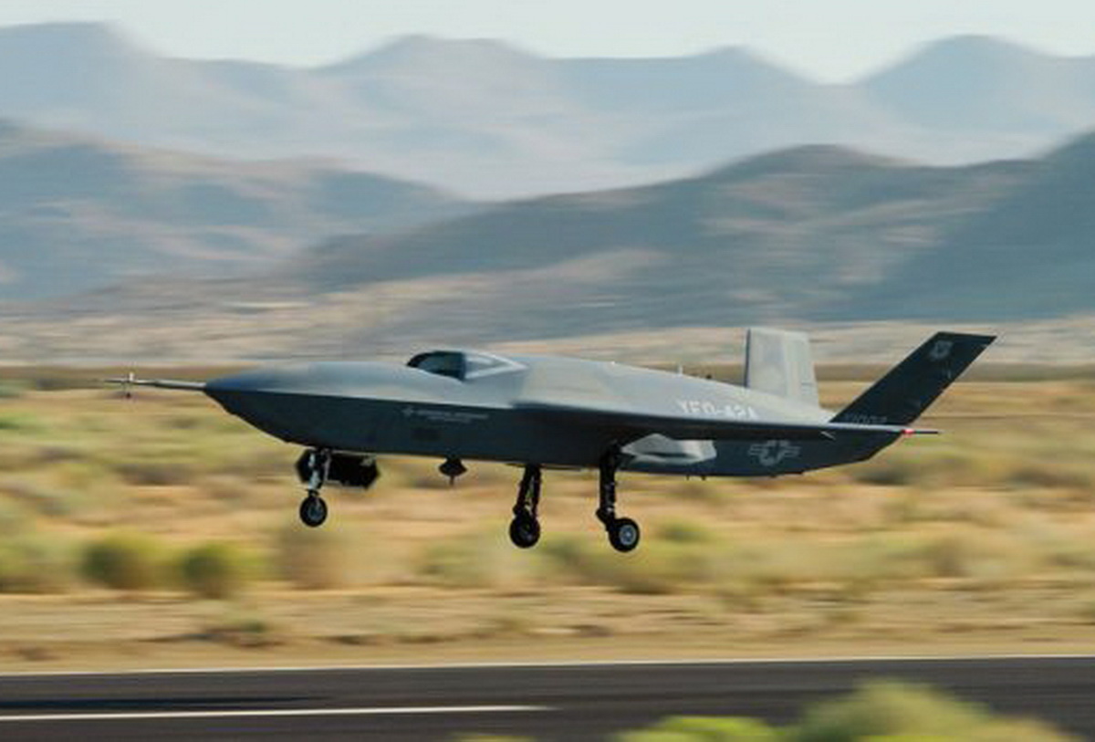 Разрабатываемый General Atomics Aeronautical Systems Inc. в рамках программы CCA, беспилотный аппарат YFQ-42 совершает свой первый полёт. Фото GA-ASI