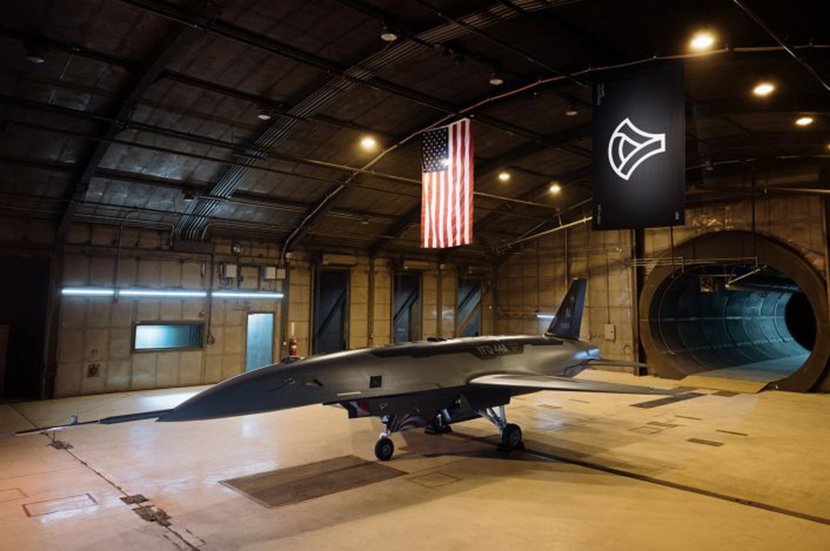 Разрабатываемый General Atomics Aeronautical Systems Inc. в рамках программы CCA, БПЛА YFQ-44A находится в испытательной камере в Коста-Меса. Фото ВВС США