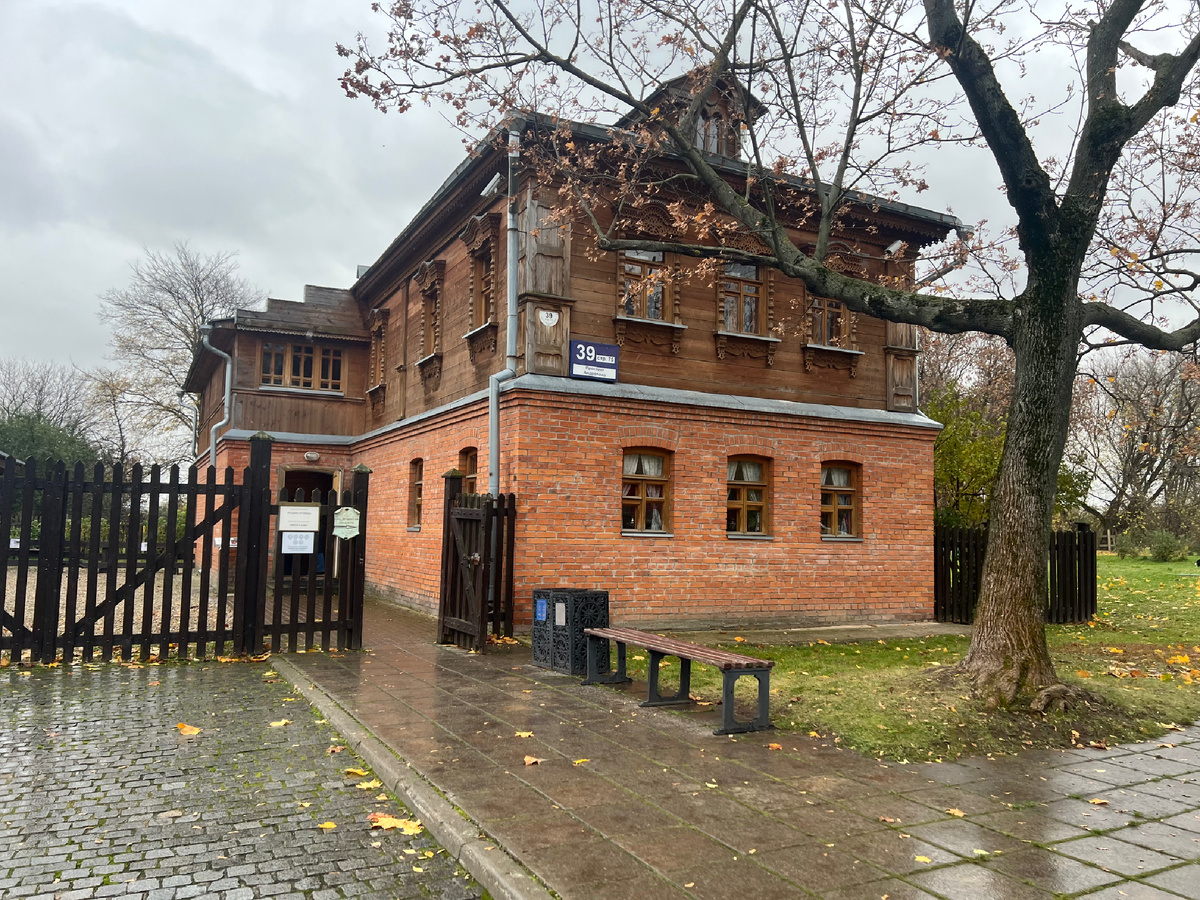 дома воссозданы в 2010 году по образцу домов села