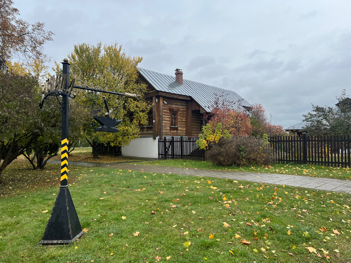 знак перед входом