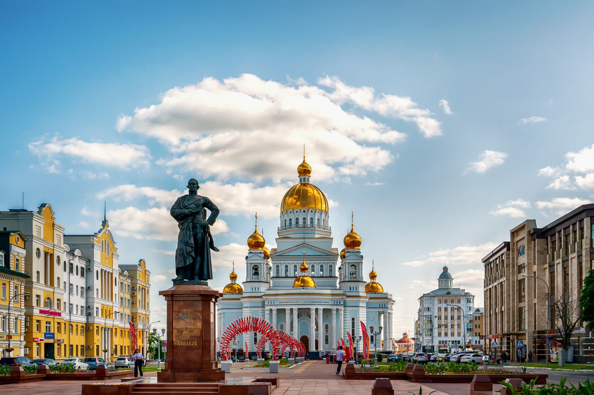 Соборная площадь — популярное городское место, где любят гулять жители и туристы. Фото: Medvedeva Oxana / Shutterstock / Fotodom