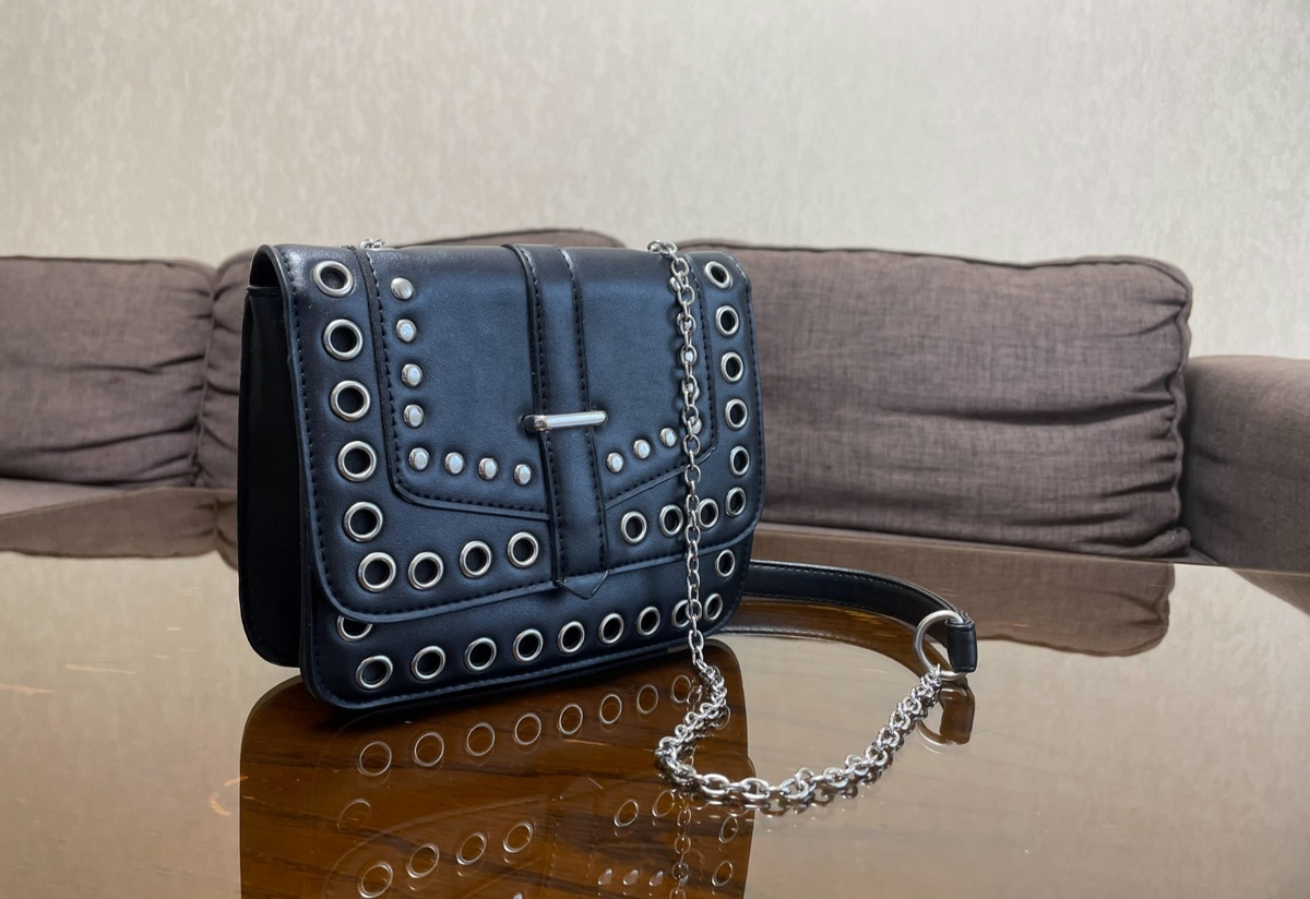 Ссылка на покупку сумки: https://www.avito.ru/samara/odezhda_obuv_aksessuary/klatch_zhenskiy_new_yorker_7660549183?utm_campaign=native&utm_medium=item_page_android&utm_source=soc_sharing_seller