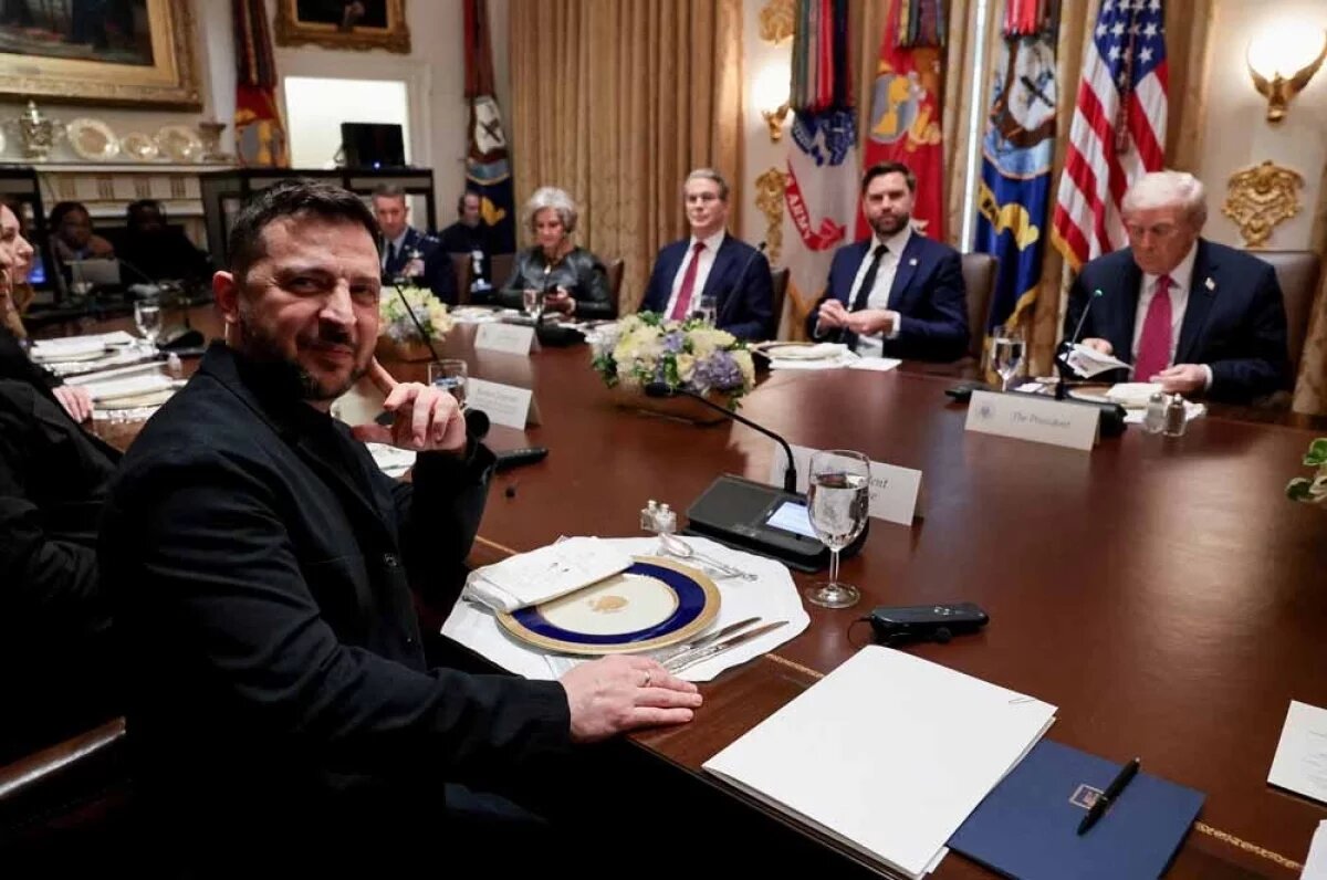    Зеленский встречается с президентом США Дональдом Трампом за обедом в зале заседаний Кабинета министров Белого дома в Вашингтоне.